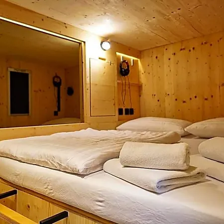 Capsule Hotel kapsułowy