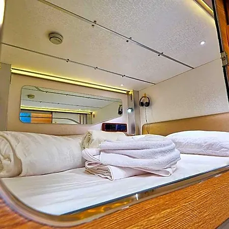 Capsule Hotel kapsułowy
